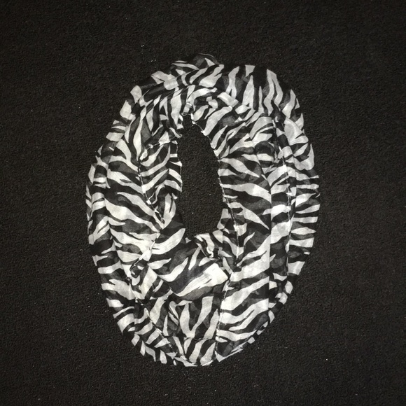 ⚫️Zebra Infinity Scarf - Picture 7 of 9